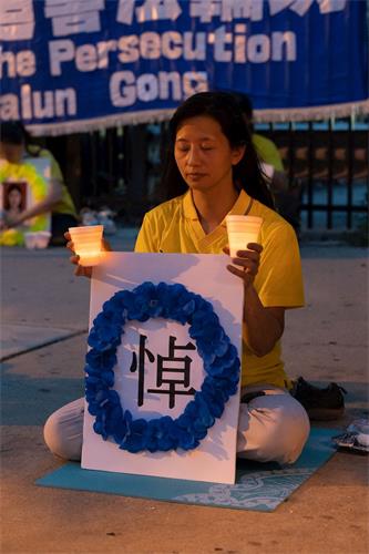 '圖6～8：法輪功學員在芝加哥中領館前舉行燭光夜悼，悼念被中共迫害致死的同修。'
