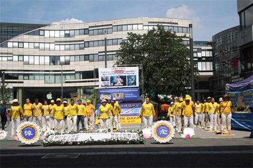 '圖1：法輪功學員在杜賽爾多夫紀念反迫害二十一週年'