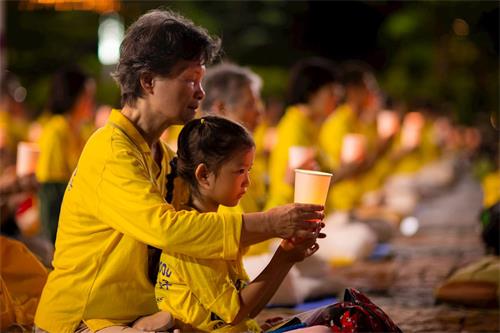 '圖1～3：法輪功學員在台北市政府廣場前舉辦反迫害21週年燭光悼念活動。'