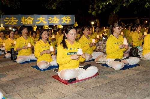 '圖1～2：二零二零年七月十八日，台灣高雄部份法輪功學員在鳳山新強公園舉行集會和燭光悼念活動，譴責中共對法輪功長達二十一年的殘酷迫害。'