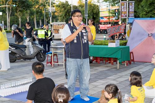 '圖12：鳳山市議員林智鴻的特助施翔偉表示：法輪功是一個溫和理性的修煉團體，受到全世界的歡迎。'