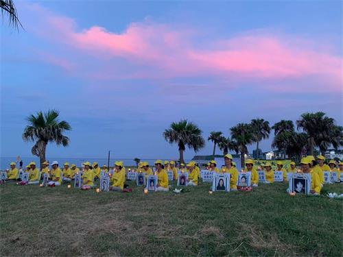 '圖2：台灣花蓮部份法輪功學員聚集於花蓮七星潭海岸，悼念720反迫害活動。'