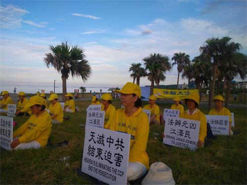 '圖3：台灣花蓮部份法輪功學員聚集於花蓮七星潭海岸，舉天滅中共結束迫害展板。'