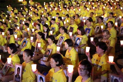 '圖1～4：二零二零年七月十九日晚間，來自台灣桃園、新竹、苗栗等地的部份法輪功學員在桃園風禾公園舉辦「天滅中共，結束迫害」反迫害二十一週年燭光守夜活動。'