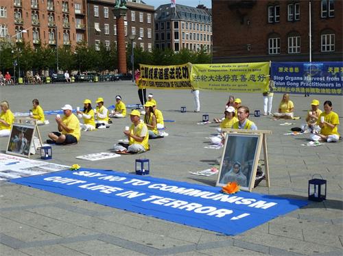 '圖1～4：二零二零年七月十八日下午，丹麥部份法輪功學員，與臨近的周邊瑞典城市的法輪功學員會聚一起，在位於首都哥本哈根市中心的市政廳廣場，舉行的「紀念七.二零和平反迫害二十一週年」活動。'