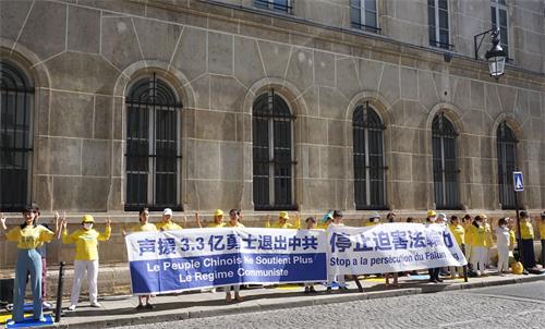 '圖1：法輪功學員在巴黎中使館前舉辦活動，抗議中共對法輪功長達21年的殘酷迫害。'
