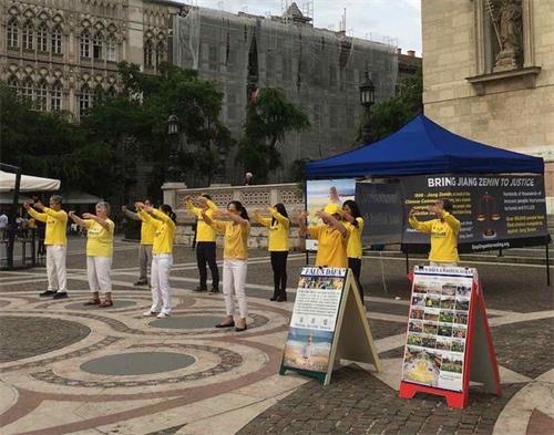 '圖1：法輪功學員在布達佩斯的聖安德斯萬廣場舉辦講真相活動。'