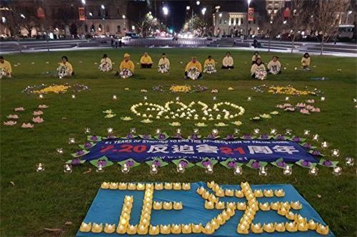 '圖1～2：法輪功學員在維多利亞廣場舉行燭光悼念，抗議中共迫害。'