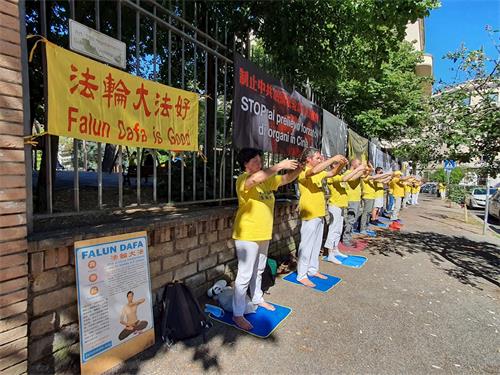 '圖1：學員在中共大使館前煉功，要求停止迫害法輪功。'