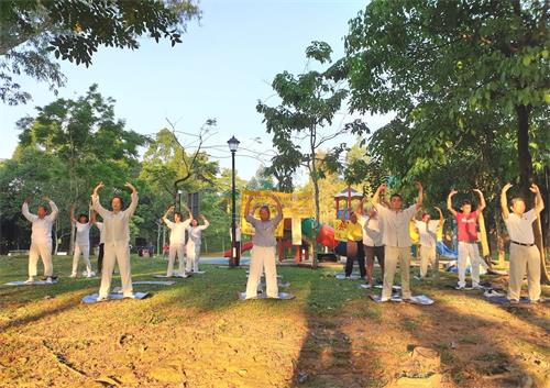 '圖2：吉隆坡部份法輪功學員來到阿南達邁（Alam Damai）公園集體煉功。'