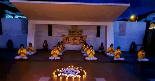 '圖13：七月十九日晚上，在柔佛州古來（Kulai）的部份法輪功學員在家中庭院舉行了哀悼會，悼念被中共迫害的同修。'