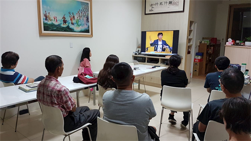 '圖：新學員上九天班，專注觀看李洪志老師講法錄像。'