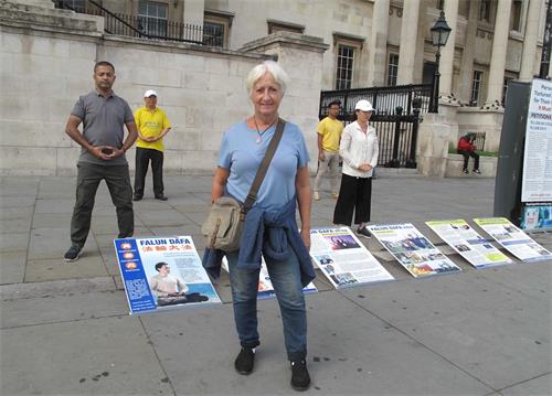 '圖5：二零二零年八月二十二日，倫敦女士喬（Joe）在特拉法加廣場簽名支持法輪功反迫害，她希望馬上學煉法輪功。'