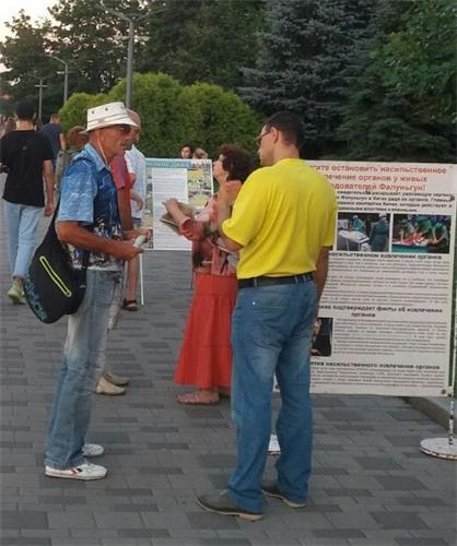 '圖1～2：法輪功學員在第涅伯羅市的烏克蘭獨立日慶祝活動上講真相'