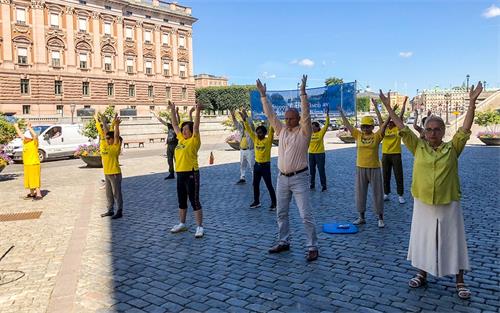 '圖1：二零二零年八月一日和四日，法輪功學員在斯德哥爾摩市中心國會大廈旁的錢幣廣場舉辦講真相活動。'