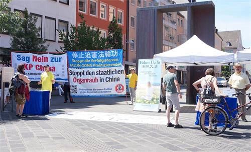 '圖：二零二零年八月一日，法輪功學員在德國紐倫堡哈爾廣場舉辦講真相活動'