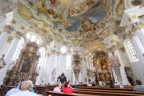 圖例：位於德國的維斯教堂（Wieskirche）內部景觀，建築裝潢採用了典型的洛可可風格。