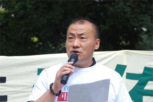 '圖16：來自中國遼寧省的邵兵在集會上發言用真名退黨，他說：「我今天公開宣布退黨就是要為正義發聲。」'