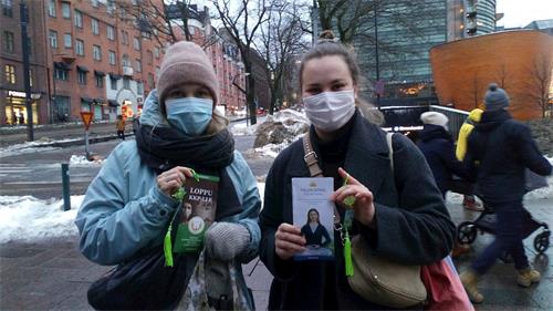 '圖8：大赦國際工作的琳達﹒奧拉（右）跟妹妹洛塔﹒奧拉一起過來徵簽。'
