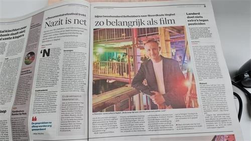 '圖3：二零二一年十月十四日，荷蘭兩家報紙報導了荷蘭紀錄片電影節的消息。圖為其中一家報紙。'