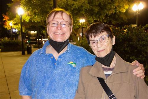 '圖6：十月十九日晚，大學教授哈雷﹒貝克（Harley Baker）和太太康妮﹒貝克（Connie Baker）觀看了神韻環球藝術團在加州的首場演出，被藝術家們的真誠深深打動'