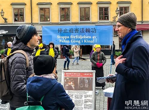 圖1：二零二一年十月份的每週五和週六，法輪功學員都在斯德哥爾摩市中心老城區的諾貝爾博物館前舉講真相活動。