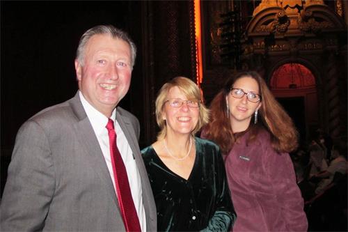 '圖5：二零二一年十一月十三日晚，退休銀行家布蘭特﹒麥克杜格爾（Brant McDougall）攜妻女觀賞了在波士頓的首場演出。'