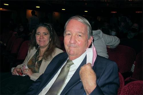 '圖7：二零二一年十一月十四日下午，資深律師布拉德﹒裏奇（Brad Rich）與女兒一同觀賞了在波士頓的第二場演出。'