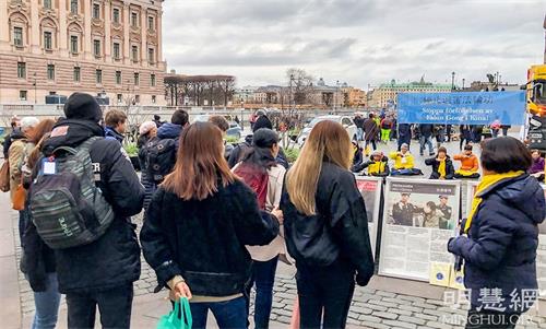 '圖1～2：二零二一年十一月份每個週六的下午，法輪功學員都在斯德哥爾摩市中心國會大廈旁的錢幣廣場舉辦講真相活動。'