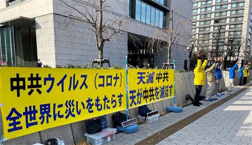 '圖1～2：法輪功學員在日本國會前的道路上演示功法'