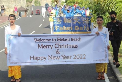'圖2：二零二一年十二月二十三日，印尼天國樂團在巴釐島美拉士地海灘（Melasti Beach）舉行了遊行，和當地民眾一起慶聖誕迎新年。'
