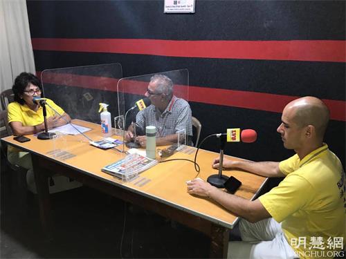 圖4：Radio la Voz de la Selva主持人（中）採訪了主辦真善忍美展的法輪功學員。