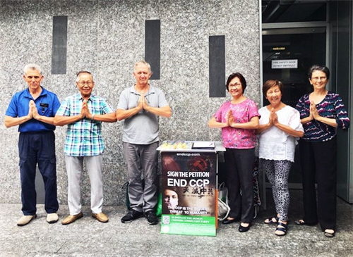 '圖3：布里斯班領事館前真相點的部份法輪功學員恭祝法輪功創始人李洪志師父新年好！'