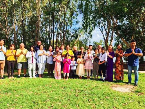 '圖4：布里斯班「湖泊公園」真相點的部份法輪功學員恭祝法輪功創始人李洪志師父新年好！'