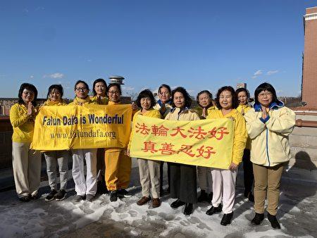 圖3：紐約法輪功學員恭祝偉大慈悲的法輪功創始人李洪志先生新年好