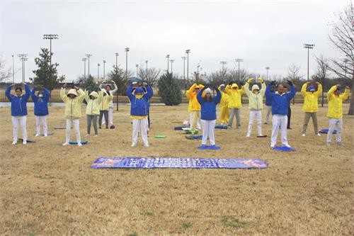 '圖1：大達拉斯地區的部份法輪功學員在北部布蘭諾市Russell Creek公園集體煉功。'