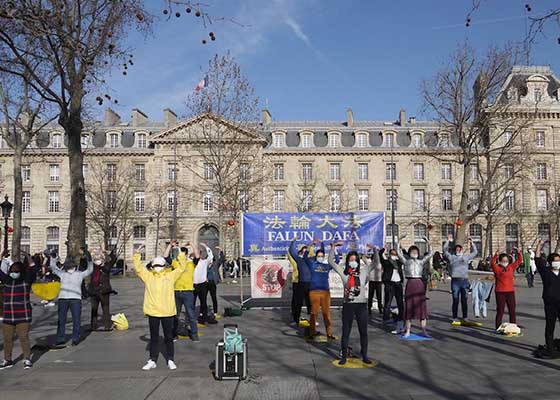 在巴黎共和廣場對法輪功學員說