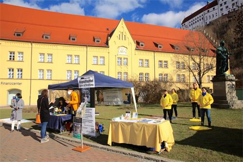 '圖1：德國法輪功學員於二零二一年二月二十八日，在南部巴伐利亞的蘭茨胡特城（Landshut）的三位一體廣場（Dreifaltigkeitsplatz）舉辦信息日活動。'