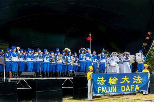 '圖1：天國樂團在新西蘭國慶盛典的舞台上表演。'