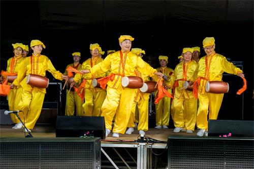 '圖2：腰鼓隊在新西蘭國慶盛典的舞台上表演。'