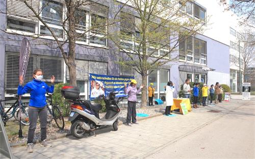 '圖1～2：四月二十二日和二十五日，法輪功學員在慕尼黑中領館前舉辦紀念「四﹒二五」和平上訪二十二週年活動。'