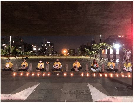 '圖1：巴西學員在聖保羅人大道上的位於聖保羅藝術博物館前舉辦了燭光守夜'