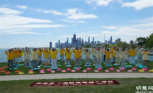'圖3：5月8日，大芝加哥地區部份法輪功學員在密西根湖畔集體煉功，慶祝「世界法輪大法日」，並恭賀師父華誕。'