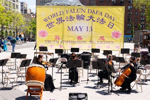 '圖2～8：五月十一日，紐約部份法輪功學員在紐約市中心聯合廣場歡慶世界法輪大法日。'