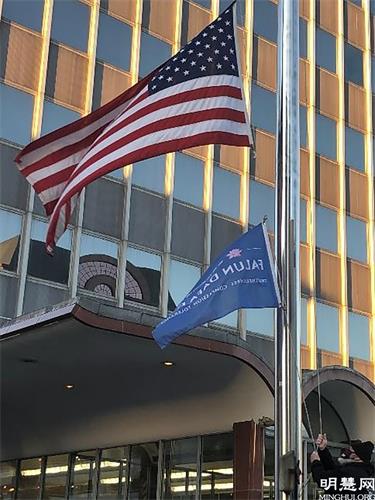 '圖1：法輪大法日旗幟在密爾沃基市政廳前冉冉升起'