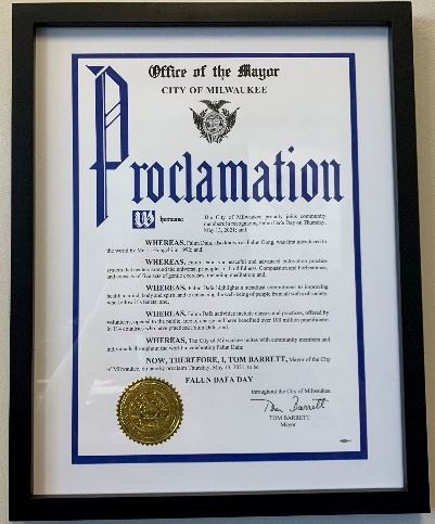 '圖2：市長湯姆﹒巴雷特（Tom Barrett）簽署褒獎令，宣布5.13是密爾沃基市的法輪大法日'