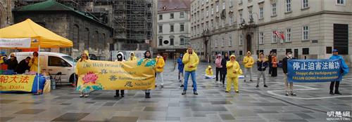'圖1：法輪功學員在維也納史蒂芬廣場慶祝法輪大法日'