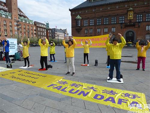 '圖3：丹麥法輪功學員在市政廳廣場煉功，慶祝第二十二屆世界法輪大法日'