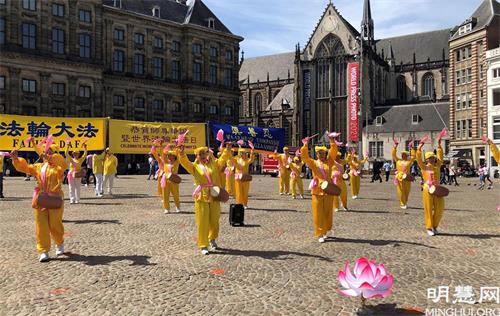 '圖1～2：荷蘭法輪功學員在首都阿姆斯特丹的達姆廣場舉行慶祝世界法輪大法日的活動。'
