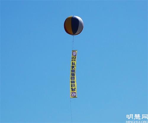 圖15:在釜山海雲台上空高懸著慶祝法輪大法日的橫幅